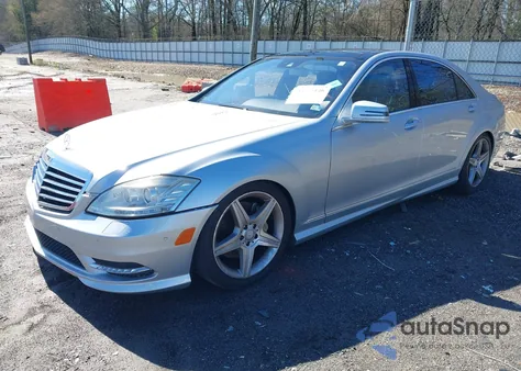 2010 Mercedes-Benz S 550 z USA, uszkodzony, nr VIN WDDNG7BB2AA321712